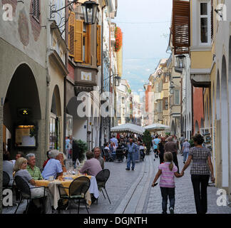 Corsia arcuata nella città vecchia di Merano, Alto Adige, Italia, Europa Foto Stock