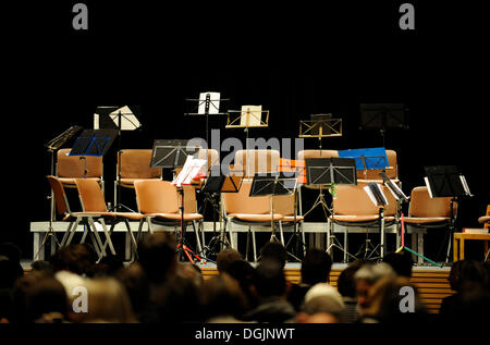 Sedie vuote su un palcoscenico di un concerto Foto Stock