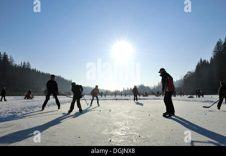 Hockey su ghiaccio giocatore sul Congelato stagno Deininger, Alta Baviera, Baviera Foto Stock