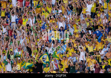 Il brasiliano gli appassionati di calcio facendo l'onda alla Coppa del Mondo 2006 in Germania Foto Stock