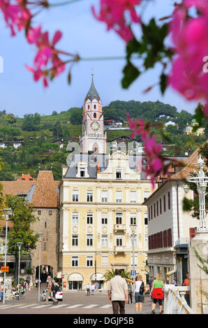 La vista dal ponte post sulla città vecchia con la chiesa parrocchiale di San Nicola, Merano, Alto Adige, Italia, Europa Foto Stock