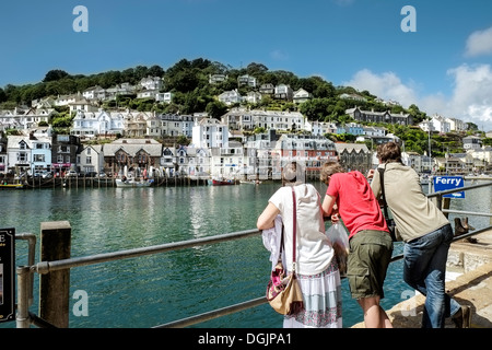 Una famiglia sulla banchina a Looe. Foto Stock