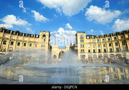 Fontana a Stachus o Karlsplatz Monaco di Baviera, Baviera, Baviera Foto Stock