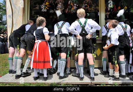 Ragazze e ragazzi in una galleria di tiro, Loisachgau festival folcloristico, Neufahrn, Alta Baviera, Baviera Foto Stock