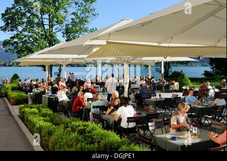 Giardino della birra del ristorante Schloss al Herzoglich Bayerisches Brauhaus birreria, brewpub di Tegernsee, Tegernsee Foto Stock