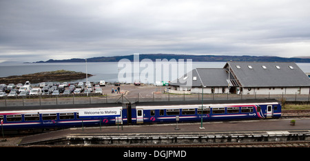 Primo Scotrail treno diesel, Mallaig stazione ferroviaria, West Highland Line Scotland Regno Unito Foto Stock