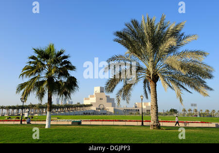 Il museo di arte islamica o MIA, Doha, Qatar, la Penisola Arabica, Golfo Persico, Medio Oriente e Asia Foto Stock