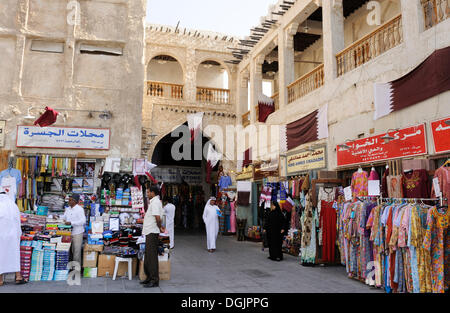 Commercianti di Souq al Waqif, il più vecchio souq o bazaar nel paese, Doha, Qatar, Penisola Arabica, Golfo Persico, Medio Oriente Foto Stock