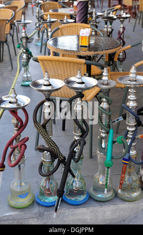 Street Cafe, tubi di acqua, hookahs, Souq al Waqif, il più vecchio souq o bazaar nel paese, Doha, Qatar, Penisola arabica Foto Stock