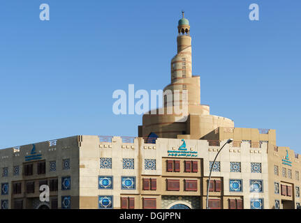 A forma di spirale torre del Fanar, Qatar centro culturale islamico, Doha, Qatar, Penisola Arabica, Golfo Persico, Medio Oriente e Asia Foto Stock