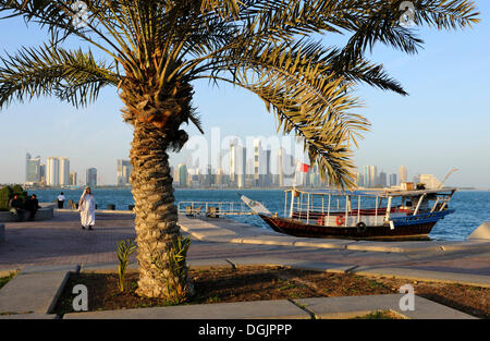Vista dalla Corniche la skyline di Doha West Bay District, Doha, Qatar, Penisola Arabica, Golfo Persico, Medio Oriente Foto Stock