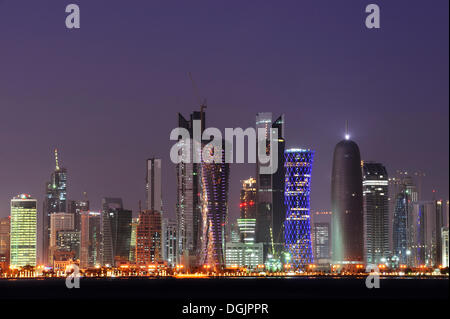 Skyline di Doha West Bay District, Doha, Qatar, Penisola Arabica, Golfo Persico, Medio Oriente e Asia Foto Stock