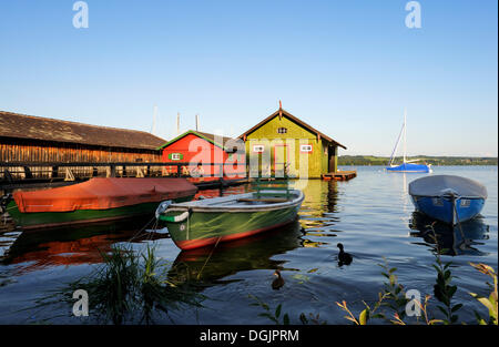 Barca case vicino Schondorf, Lago Ammersee, area Fuenfseenland, Alta Baviera, Baviera Foto Stock