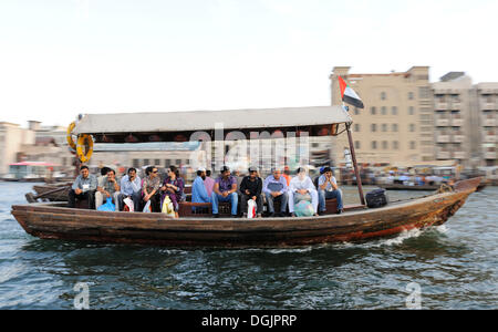 Taxi acqueo, abra, dhow sul Dubai Creek tra il Bur Dubai e distretti Deira, Dubai, Emirati Arabi Uniti, Medio Oriente Foto Stock