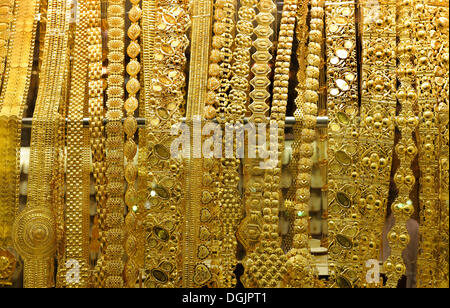 Gioielli in oro in Gold Souk di Deira, Dubai, Emirati Arabi Uniti, in Arabia, in Medio Oriente e Asia Foto Stock