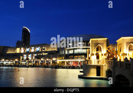 Dubai Mall e il ponte al Souk Al Bahar, Dubai Business Bay al crepuscolo, Downtown Burj Dubai, Dubai, Emirati Arabi Uniti Foto Stock