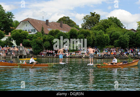 Giostra tradizionale evento sul lago, Fischerstechen, in Ammerland, Muensing comune, il lago di Starnberg, cinque regione dei laghi Foto Stock