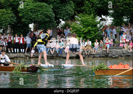 Giostra tradizionale evento sul lago, Fischerstechen, in Ammerland, Muensing comune, il lago di Starnberg, cinque regione dei laghi Foto Stock