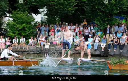 Giostra tradizionale evento sul lago, Fischerstechen, in Ammerland, Muensing comune, il lago di Starnberg, cinque regione dei laghi Foto Stock