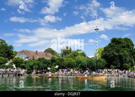 Giostra tradizionale evento sul lago, Fischerstechen, in Ammerland, Muensing comune, il lago di Starnberg, cinque regione dei laghi Foto Stock