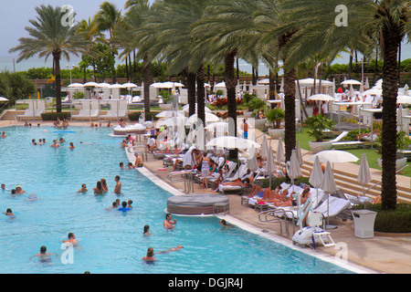 Miami Beach Florida, Collins Avenue, Fontainebleau, Miami Beach, hotel, area piscina, ospiti, bagnanti, cercando FL130731194 Foto Stock