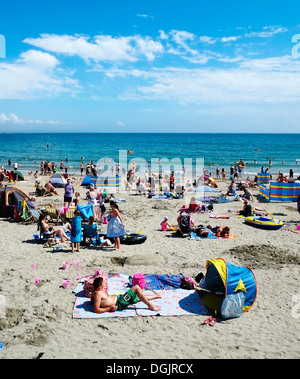 I turisti sulla spiaggia di Looe. Foto Stock