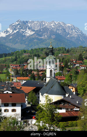 Reit im Winkl con la Chiesa di San Pankratius, Zahmer Kaiser mountain sul retro, Chiemgau, Alta Baviera, Baviera Foto Stock