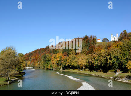 Fiume Isar vicino a Bad Toelz con la St Leonard la cappella e la chiesa di Santa Croce, sul calvario Hill, Bad Toelz, Alta Baviera Foto Stock