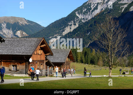 Gli escursionisti a Eng, Alpine cabine o chalet, Eng Alm, Grosser Ahornboden, pascolo alpino con acero di monte alberi Foto Stock