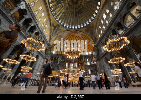 Ai turisti di ammirare la sala principale di Hagia Sophia, Ayasofya, dichiarato patrimonio culturale mondiale dall'UNESCO, Istanbul, lato europeo Foto Stock