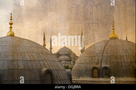 Cupole di Hagia Sophia, anche Ayasofya, guardando verso la Moschea Blu o di Sultan Ahmed moschea, patrimonio culturale mondiale dell UNESCO Foto Stock