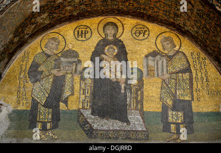 Vergine Maria con il Bambino Gesù tra l imperatore Costantino con un modello della sua nuova città di Costantinopoli e di Giustiniano con Foto Stock
