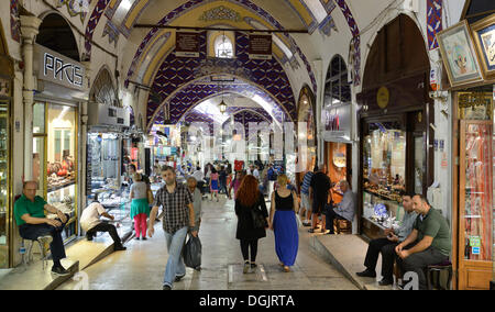 Vicolo principale, Grand Bazaar o Bazaar coperto, Kapali Carsi, città vecchia, Beyazit, Eminönü, Istanbul, lato europeo Foto Stock