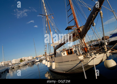 Imbarcazione a vela nel porto di Santa Eulalia, Ibiza Foto Stock