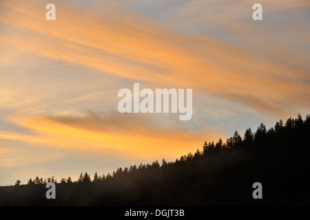 Alba del cielo su di un crinale Chilcotin deserto della Columbia britannica in Canada Foto Stock