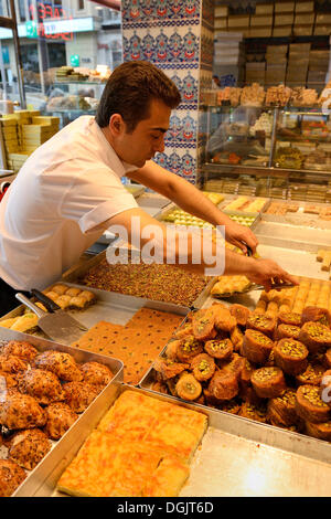 Il baklava, dessert turco presso la caffetteria di Mustafa, Istanbul, parte europea, Provincia di Istanbul, Turchia, lato europeo Foto Stock