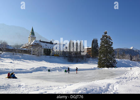 Campo di ghiaccio naturale di fronte a Schloss Elmau Castle Hotel, Krün, Alta Baviera, Baviera, Germania Foto Stock