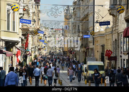 Via dello shopping di Istiklal Caddesi o Istiklal Street, Beyoğlu, Istanbul, parte europea, Provincia di Istanbul, Turchia Foto Stock