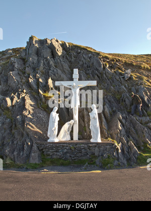 Strada statua del crucifticion contro la collina sulla testa Slea Drive Co. Kerry Foto Stock