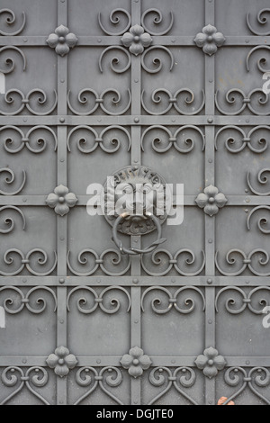 Lion faccia sul ferro battuto porta al Museo Nazionale Bavarese a Monaco di Baviera Foto Stock