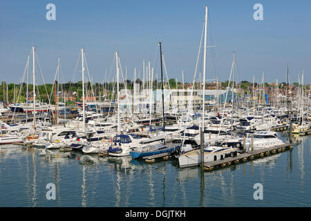 Le navi a vela nel porto di Lymington, Inghilterra meridionale, England, Regno Unito, Europa Foto Stock