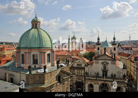 Vista dalla Torre del Ponte della Città Vecchia sulle torri e tetti di Praga Repubblica Ceca, Europa Foto Stock