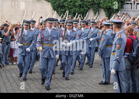 Cambio della guardia al Castello di Praga, Hradcany, dal Quartiere del Castello, Praga, Repubblica Ceca, Europa Foto Stock