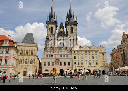 La Chiesa di Santa Maria di Týn, Piazza della Città Vecchia di Praga, Repubblica Ceca, Europa Foto Stock