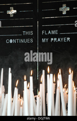 Candele di preghiera alla Grotta della Madonna di Lourdes chiesa in Francia Foto Stock