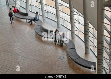 Visitatore panche nella lobby di Christchurch Art Gallery, progettato dall'architetto David Cole, all'angolo di Worcester Boulevard Foto Stock