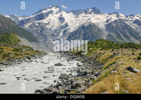 Sospensione ponte sopra il fiume Hooker, Mount Sefton, sgabello, Huddestone ghiacciaio, calza ghiacciaio e Mueller Glacier Foto Stock