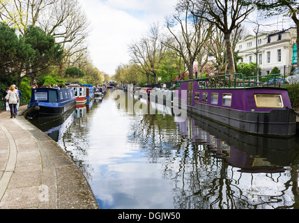 Canal barche ormeggiate presso la piccola Venezia a Londra. Foto Stock