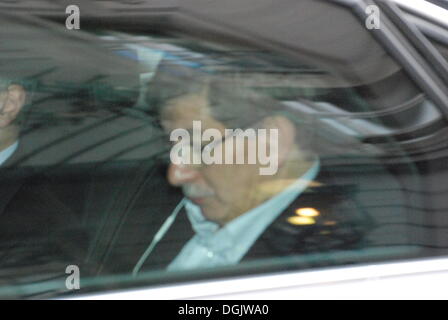 Londra, Regno Unito. 22 ottobre, 2013. Il Ministro degli esteri turco Ahmet Davutoğlu si diparte il Ritz Hotel nel centro di Londra Credito: Peter Manning/Alamy Live News Foto Stock