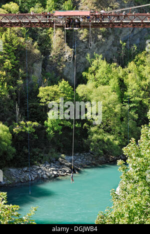 Bungee-jumping dallo storico ponte di sospensione oltre il Fiume Kawarau, Arrowtown, Isola del Sud, Nuova Zelanda Foto Stock